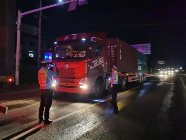 異地用警，交叉執(zhí)法！臨沂公安交警重拳整治貨運車輛交通違法