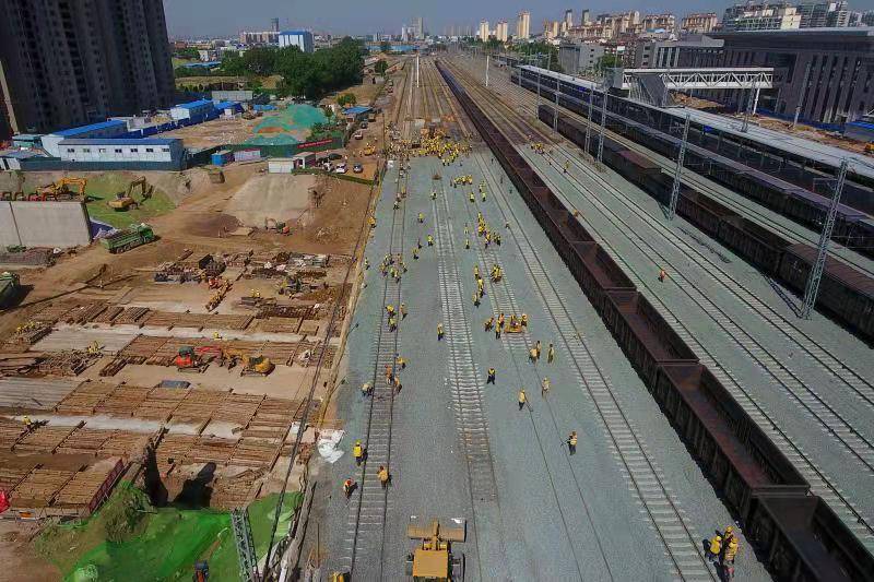 下穿兗石鐵路立交橋頂進(jìn)完成，臨沂市沂蒙路南北貫通