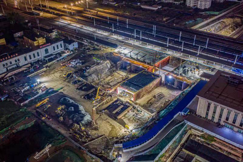 下穿兗石鐵路立交橋頂進(jìn)完成，臨沂市沂蒙路南北貫通