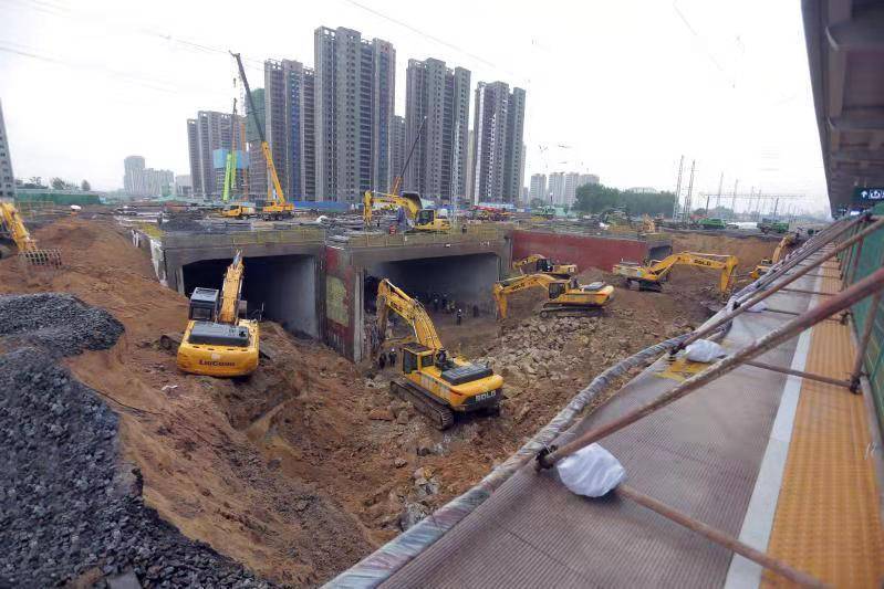 下穿兗石鐵路立交橋頂進(jìn)完成，臨沂市沂蒙路南北貫通