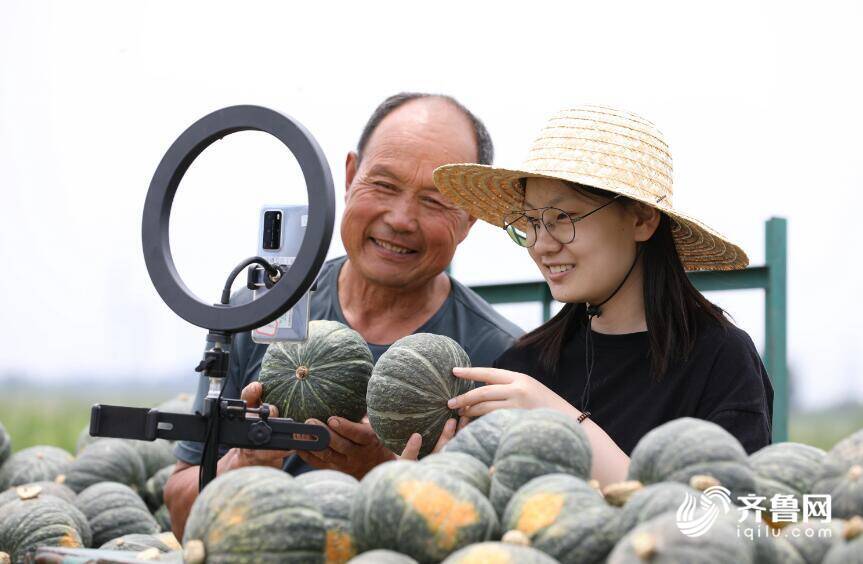 臨沂：20名高職生發(fā)起助農直播 兩周賣出南瓜40萬斤