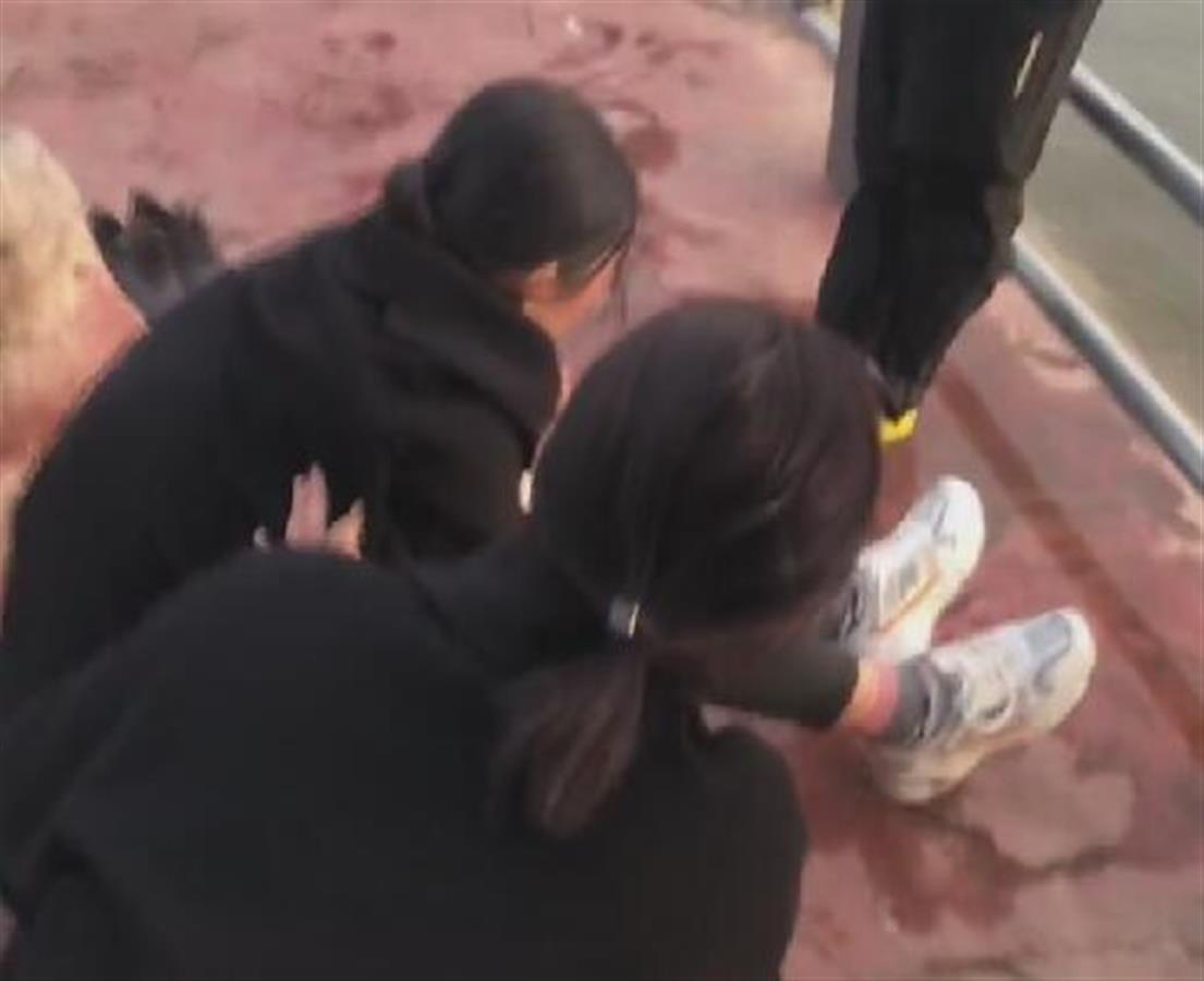 山東臨沂一女子跳河輕生獲救：有人下水拉人，有人脫衣結(jié)繩