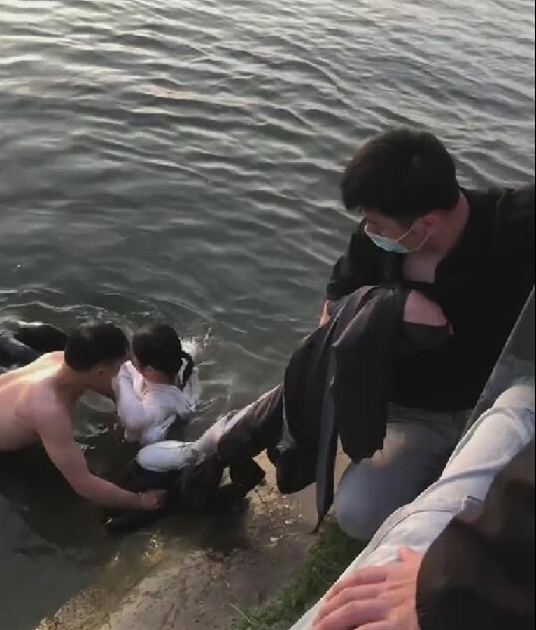 山東臨沂一女子跳河輕生獲救：有人下水拉人，有人脫衣結(jié)繩